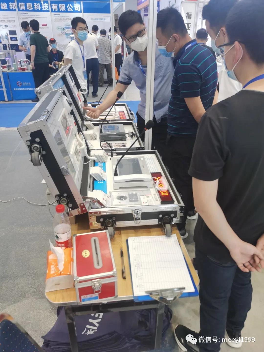 美一人員演示可視對講設備